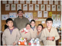 The kids from El Espolón with teacher Jonathan and their house projects.